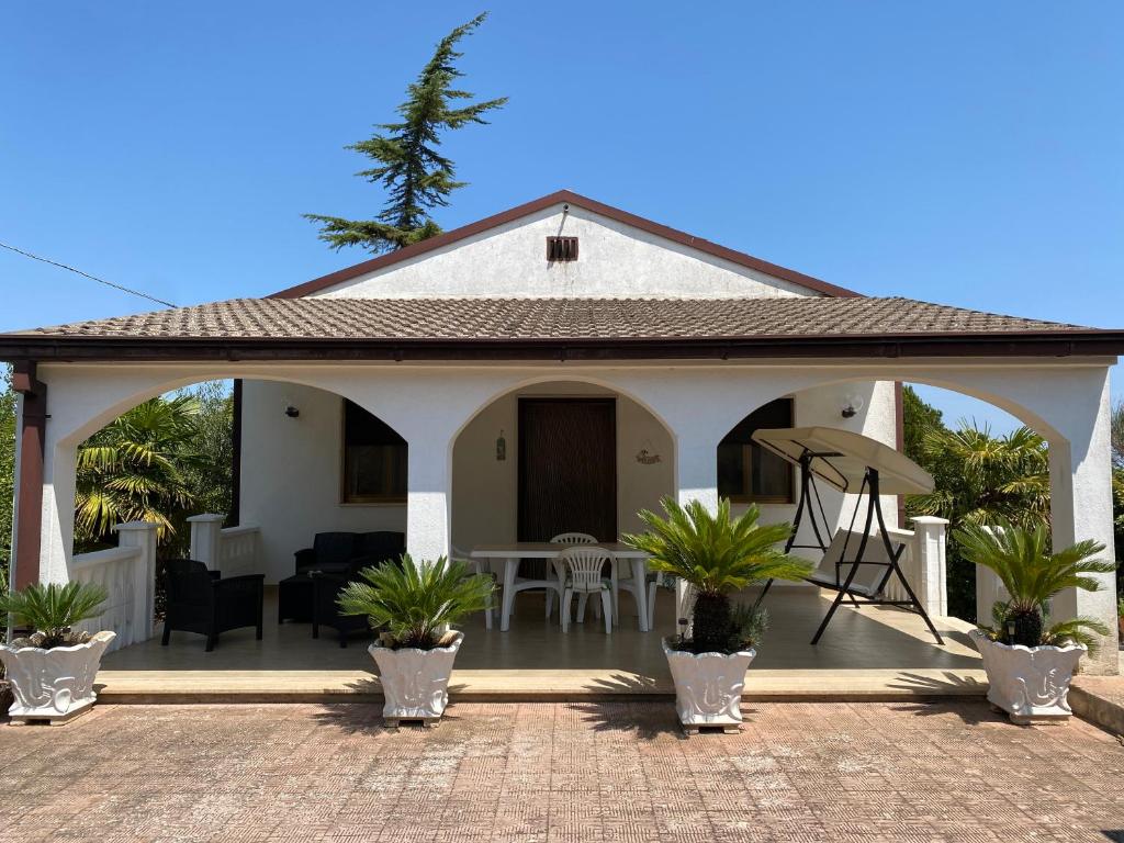 a white house with a patio with plants at Villa Mima in Santeramo in Colle