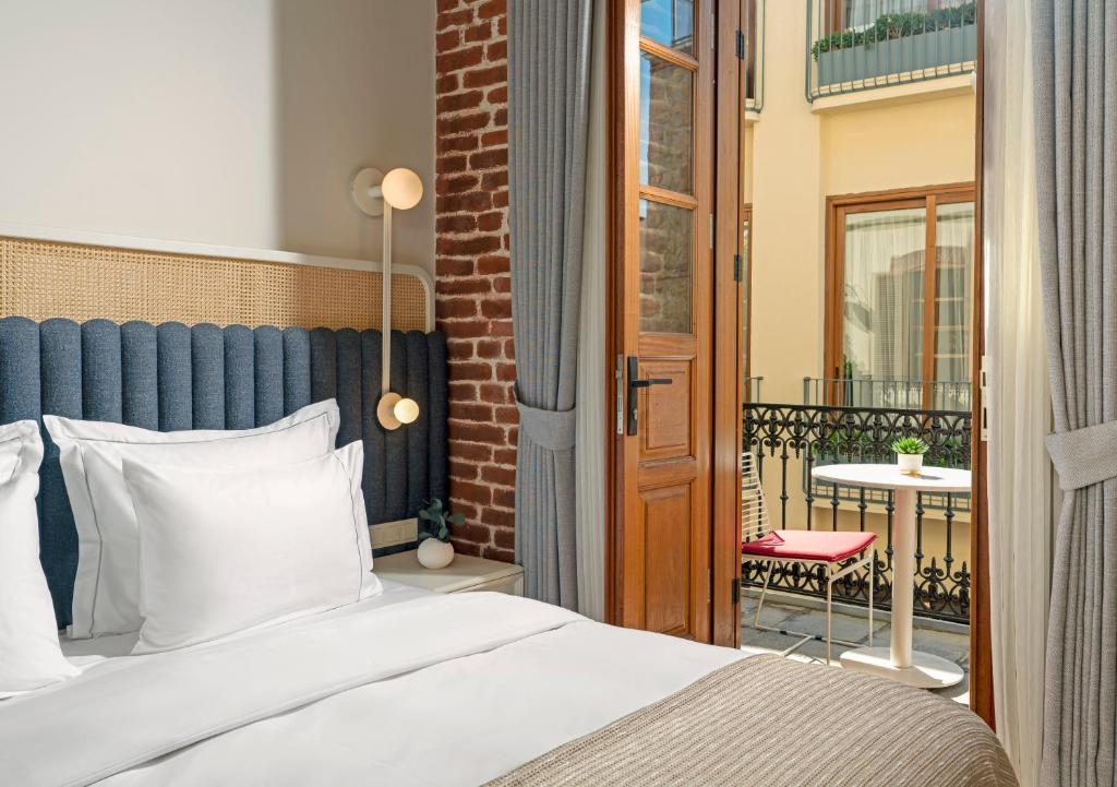 سرير أو أسرّة في غرفة في Ecole St. Pierre Hotel