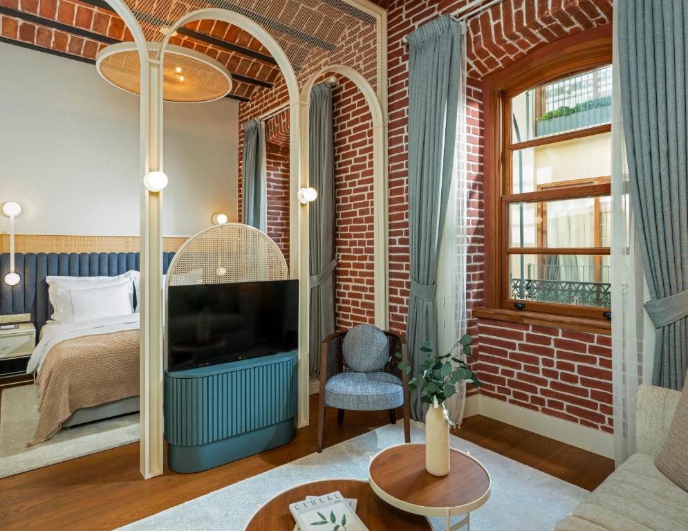سرير أو أسرّة في غرفة في Ecole St. Pierre Hotel