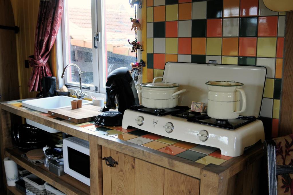 Kuchyň nebo kuchyňský kout v ubytování B&B Maarle
