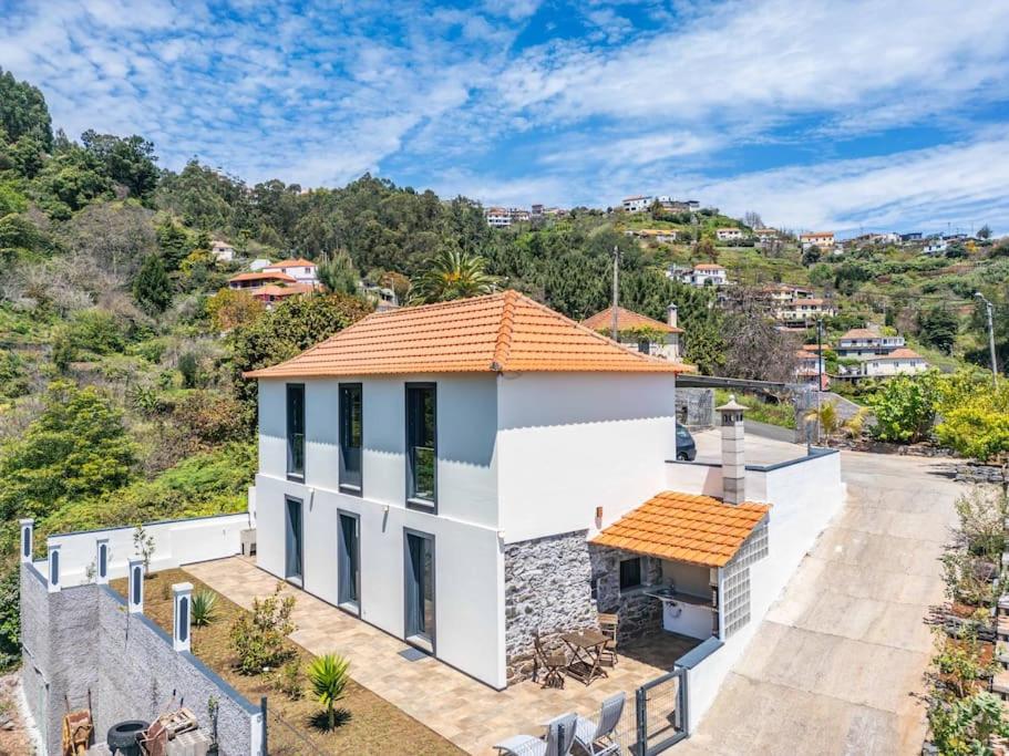 a white house with an orange roof at SUPER Camacha - Casa da Eira in Camacha
