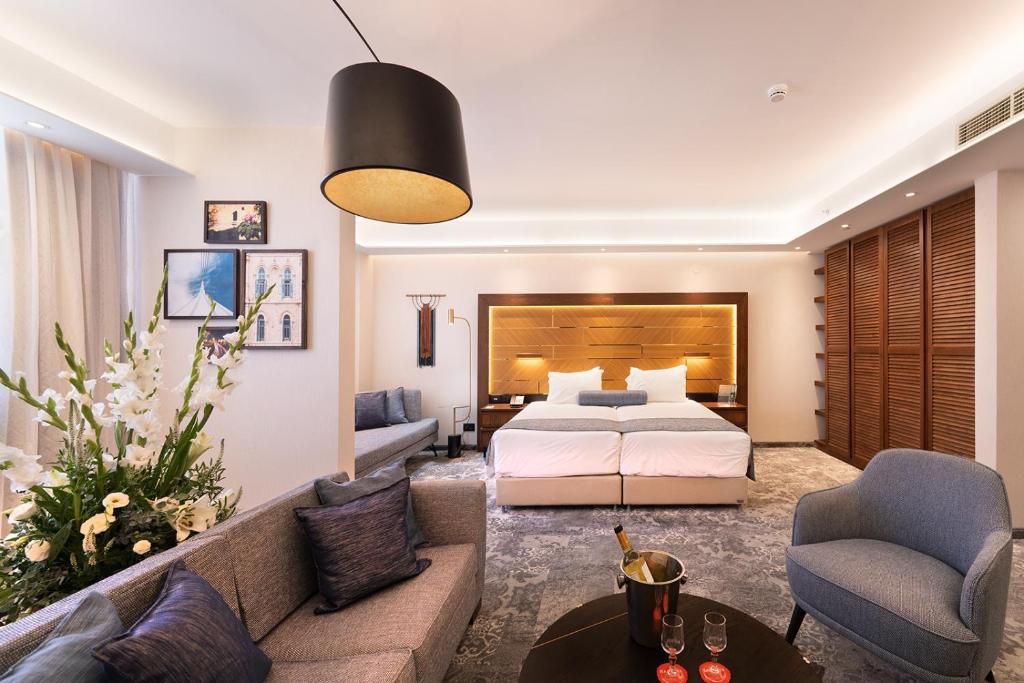 Postel nebo postele na pokoji v ubytování Ramada Jerusalem Hotel