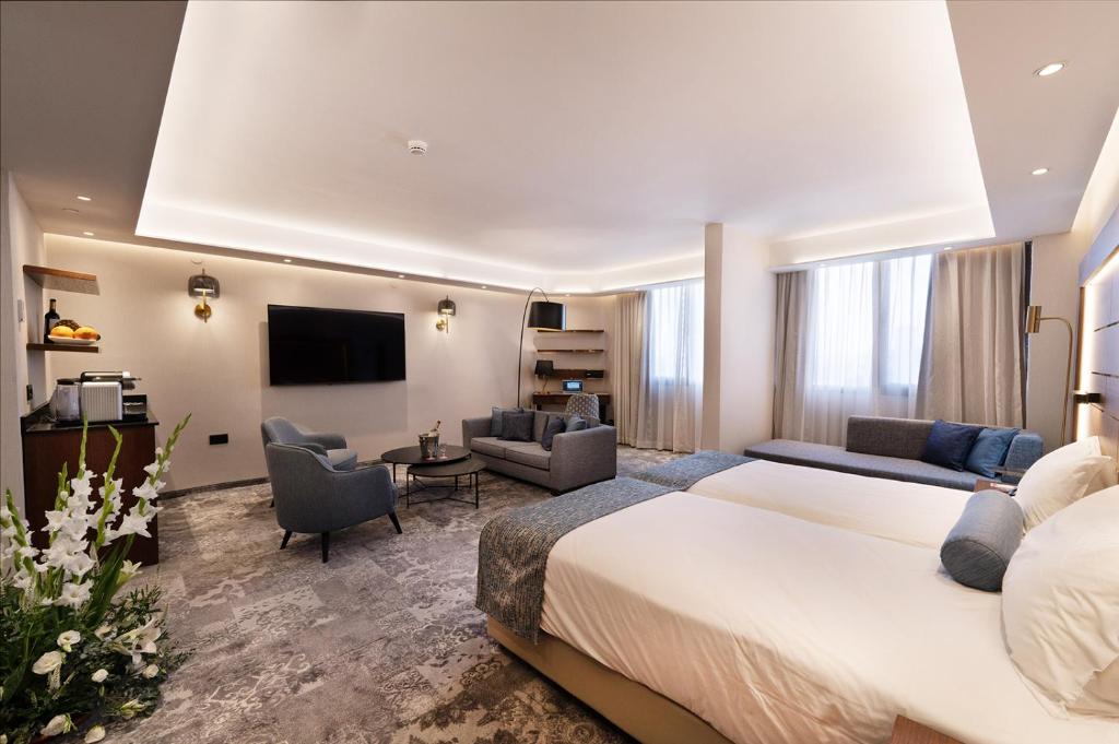 TV a/nebo společenská místnost v ubytování Ramada Jerusalem Hotel