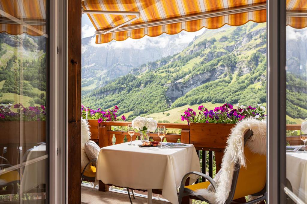 Nespecifikovaný výhled na hory nebo výhled na hory při pohledu z hotelu