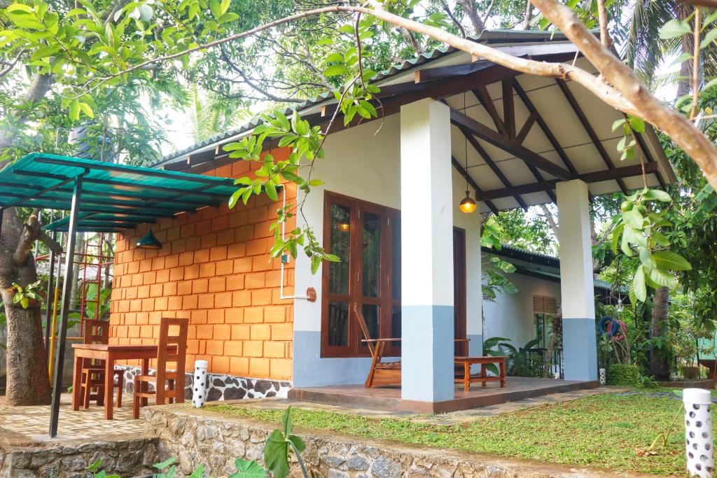 een klein huisje met een blauw dak bij Danu Resort in Inamaluwa