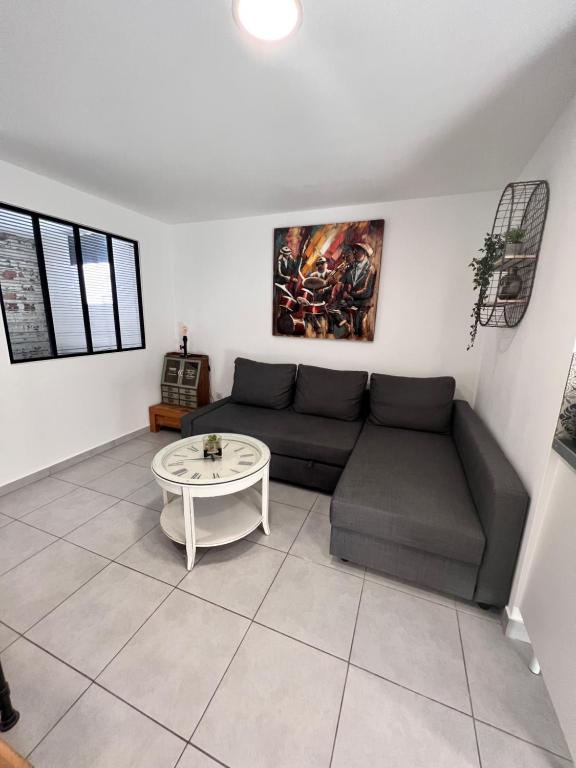 un salon avec un canapé et une table dans l'établissement Atelier artiste à 10 de Paris avec terrasse, à Vitry-sur-Seine