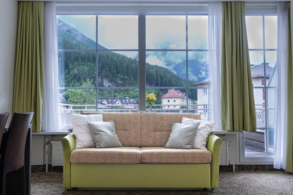 Nespecifikovaný výhled na hory nebo výhled na hory při pohledu z hotelu