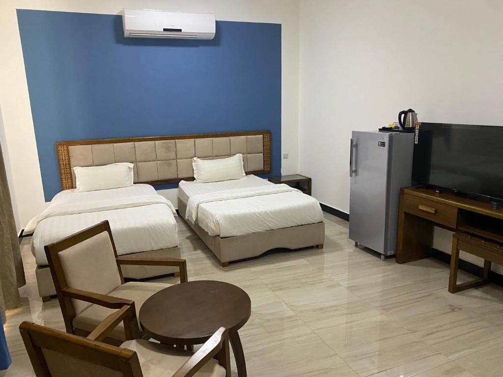 TV a/nebo společenská místnost v ubytování Home Station Hotel