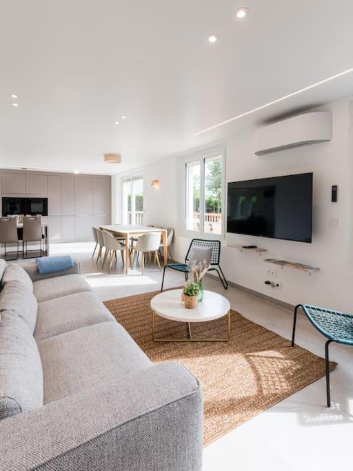 un salon avec un canapé et une table dans l'établissement Laventoliere Trouville, à Trouville-sur-Mer