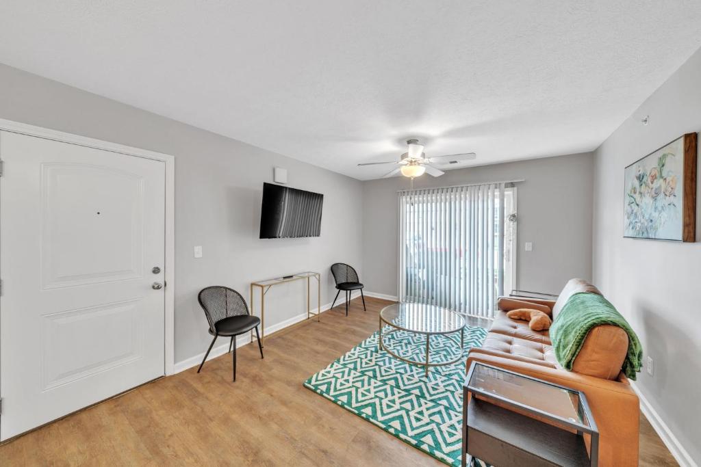 ein Wohnzimmer mit einer Couch und einem Tisch in der Unterkunft Stonecrest 717, 2bd Apt I Free Parking I Pool in New Albany