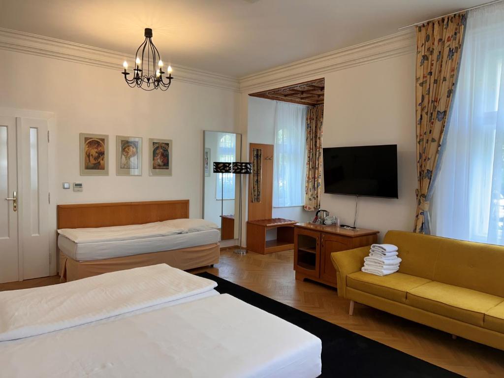 Pension Jana - Domov Mládeže - Family Room With Shower