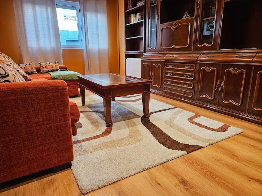 un soggiorno con un divano e un tavolino da caffè di Casa Arbys 36A01 a Pola de Laviana