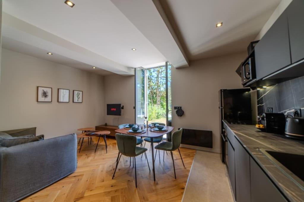 Kuchyň nebo kuchyňský kout v ubytování Le Charmant d'Ecully Logement Unique Avec Jardin à 10 minutes de Lyon