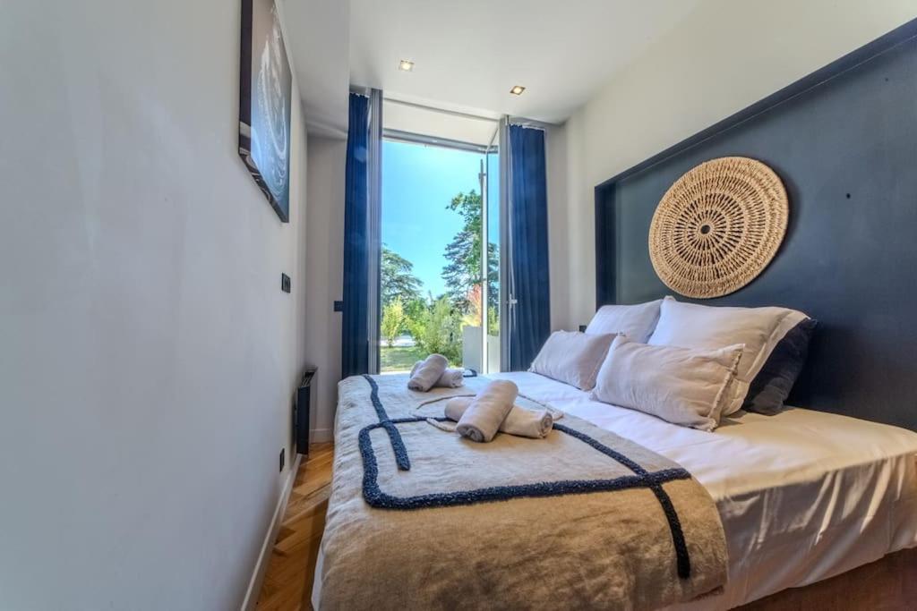 Postel nebo postele na pokoji v ubytování Le Charmant d'Ecully Logement Unique Avec Jardin à 10 minutes de Lyon