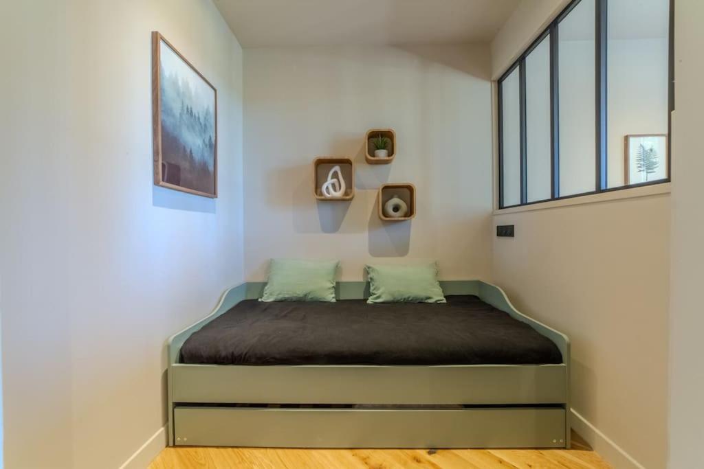 Postel nebo postele na pokoji v ubytování Le Charmant d'Ecully Logement Unique Avec Jardin à 10 minutes de Lyon