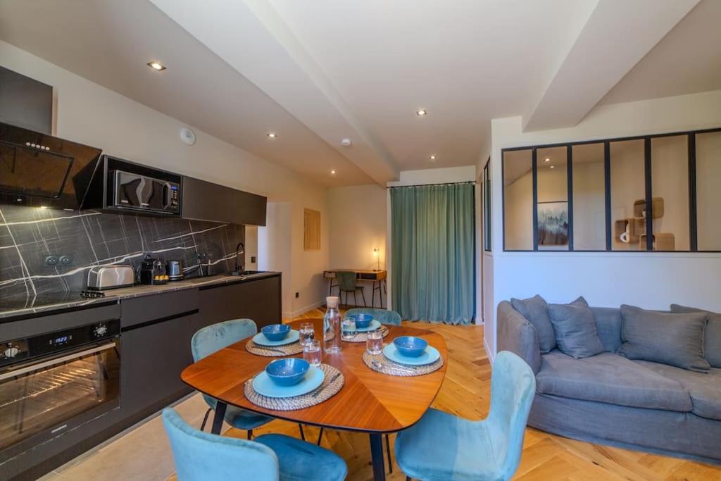 Kuchyň nebo kuchyňský kout v ubytování Le Charmant d'Ecully Logement Unique Avec Jardin à 10 minutes de Lyon