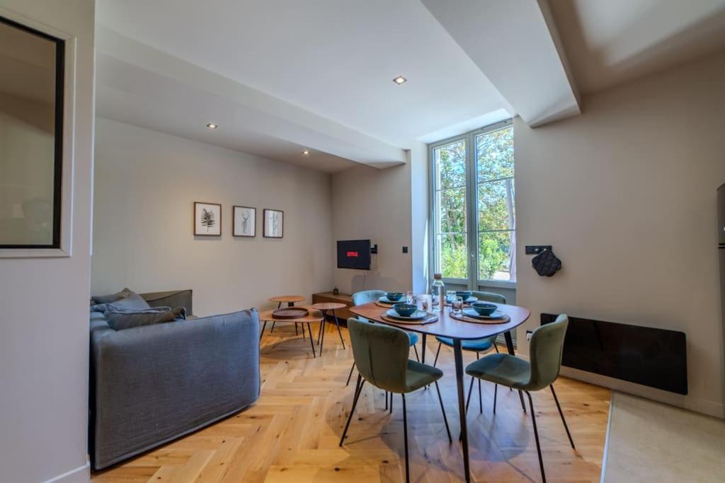 Posezení v ubytování Le Charmant d'Ecully Logement Unique Avec Jardin à 10 minutes de Lyon