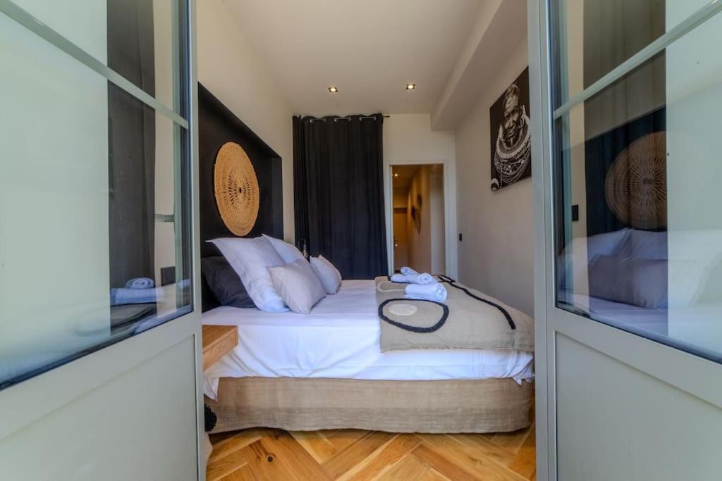 Postel nebo postele na pokoji v ubytování Le Charmant d'Ecully Logement Unique Avec Jardin à 10 minutes de Lyon