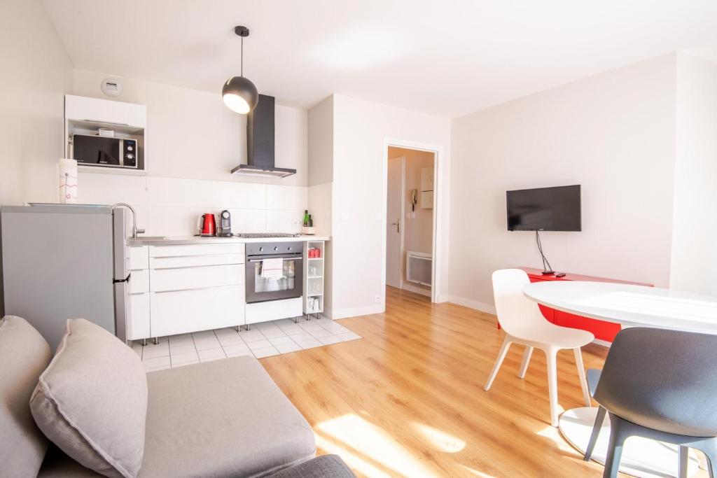 une cuisine et un salon avec une table et des chaises dans l'établissement Confort et modernité proche de Jean-Jaurès, à Tours