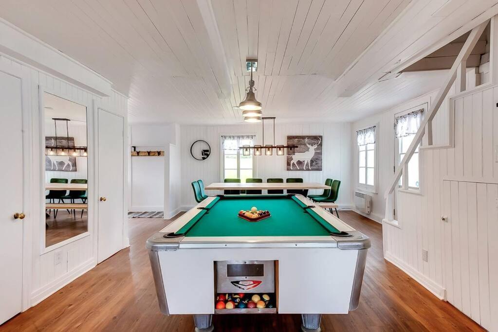 a pool table in the middle of a room at Le Toit Rouge - 3457 in Saint-Férréol-les-Neiges