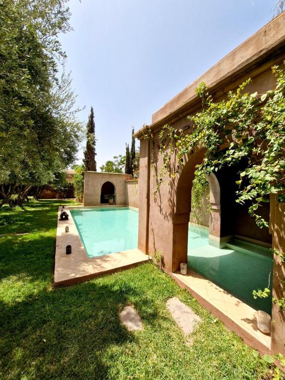 a swimming pool in the yard of a house at LA PORTE AU LION - Marrakech in Marrakesh