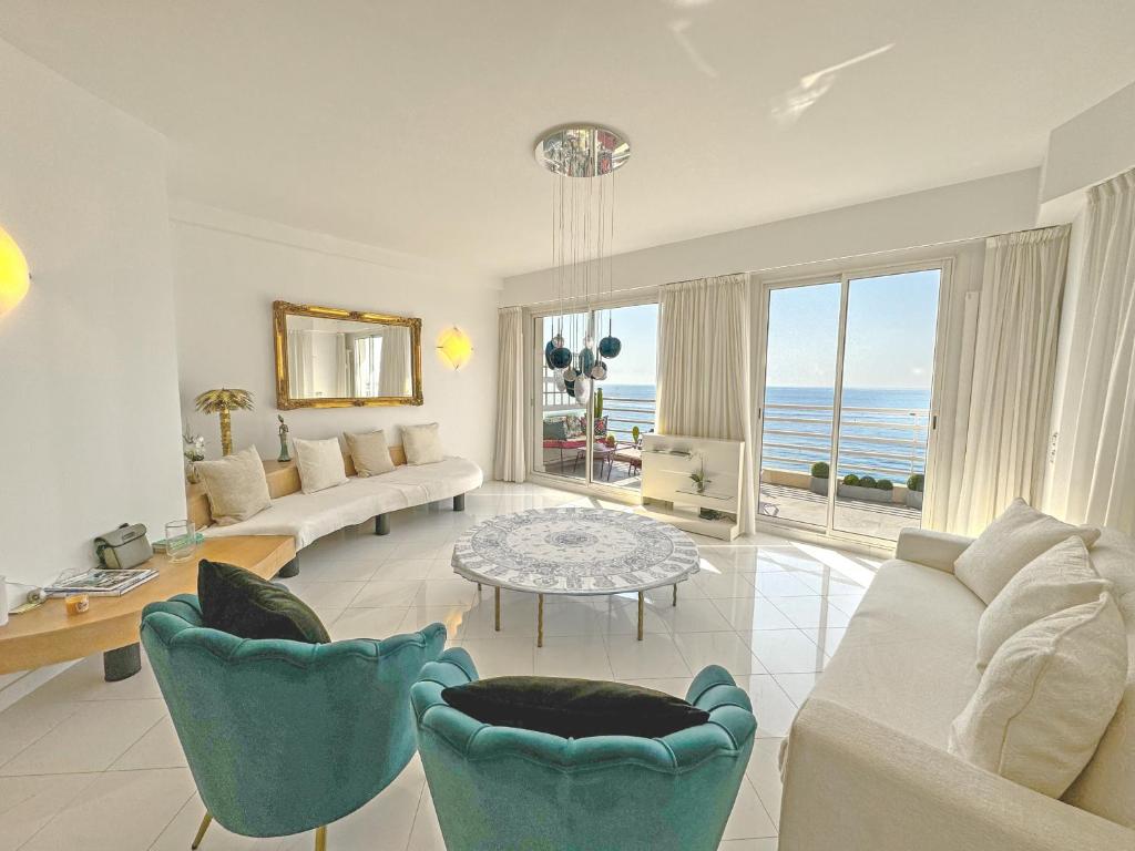 un salon avec un canapé et une table dans l'établissement Sea Front Penthouse Cote d Azur, à Nice