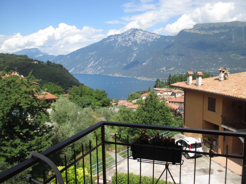 Studio Apartments With Private Balcony And Lake Views photo