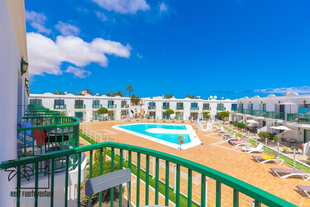 Bazén v ubytovaní Butterfly Pool View & WiFi by iRent Fuerteventura Corralejo alebo v jeho blízkosti
