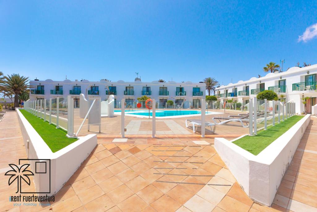 Bazén v ubytovaní Butterfly Pool View & WiFi by iRent Fuerteventura Corralejo alebo v jeho blízkosti