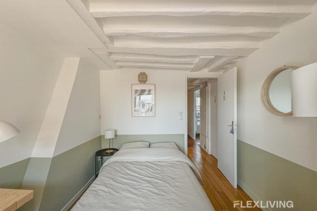 une petite chambre avec un lit dans une pièce dans l'établissement Flexliving - room - Lune, à Paris