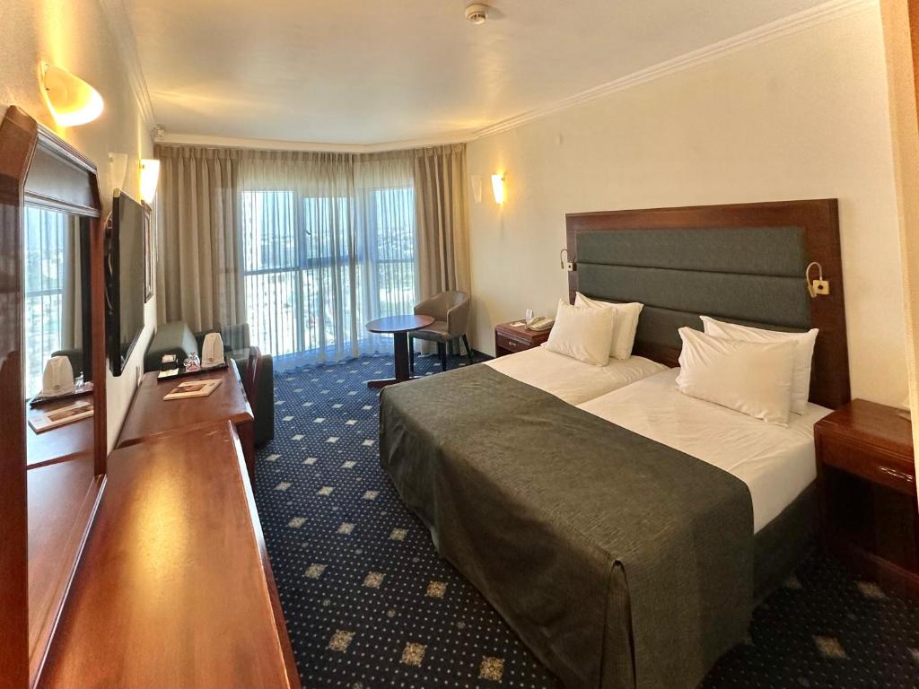 TV a/nebo společenská místnost v ubytování Ramada Jerusalem Hotel