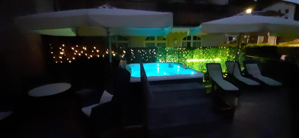 Bazén v ubytování Hotel Aurora nebo v jeho okolí