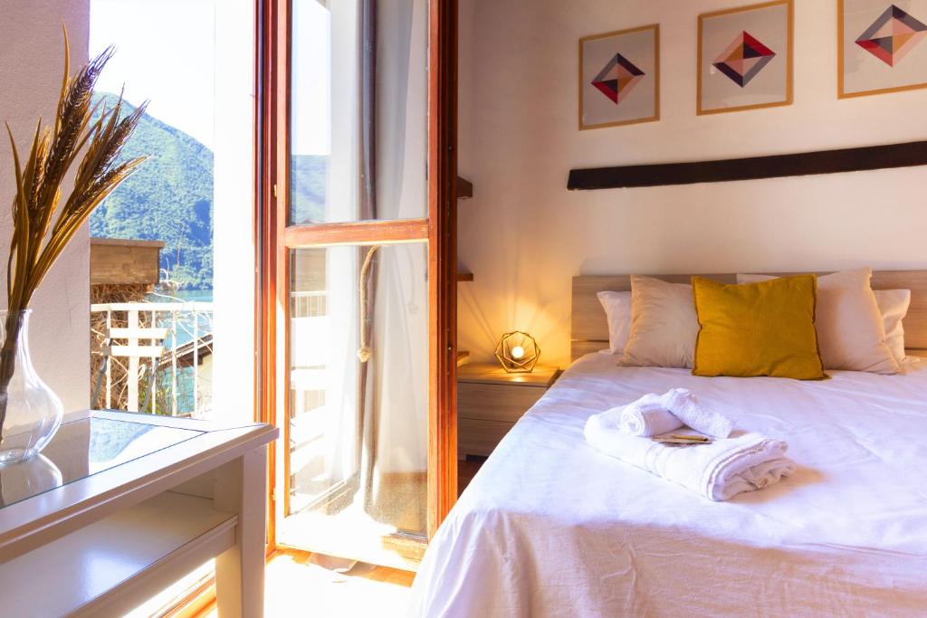 Postel nebo postele na pokoji v ubytování Rustico di Gandria sul lago di Lugano