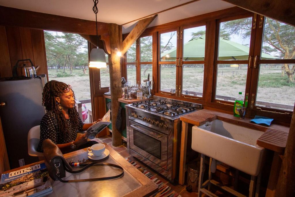 Een zitgedeelte bij The Watch Tower 360' Bed View Shower Understars