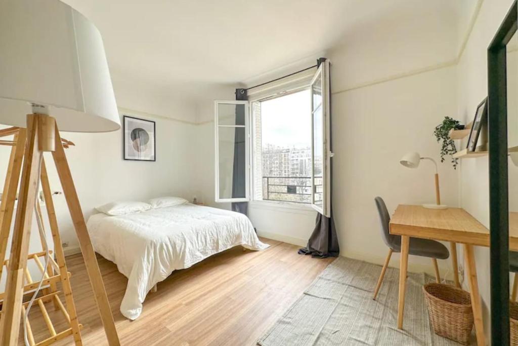 une chambre avec un lit, un bureau et une fenêtre dans l'établissement Flexliving - room - Entrepreneur, à Paris