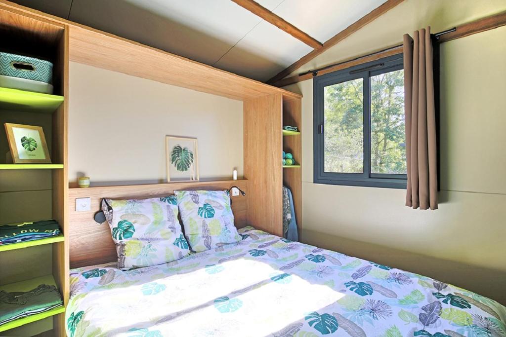 Postel nebo postele na pokoji v ubytování Camping Parc d'Audinac les Bains 3 étoiles - Piscine chauffée - Vue montagne