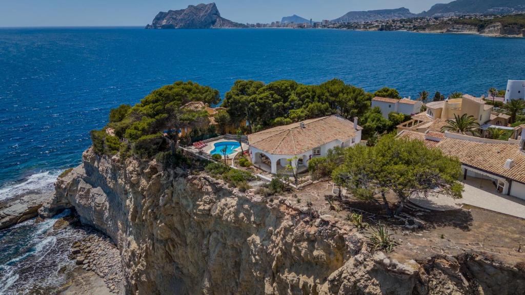 una vista aérea de una casa sobre un acantilado en AVANOA - Cabo Palos Moraira, en Cap Blanc