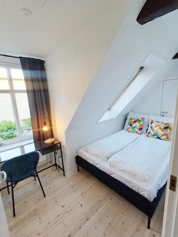 Postel nebo postele na pokoji v ubytování Beautiful Double Room In The Center Of City