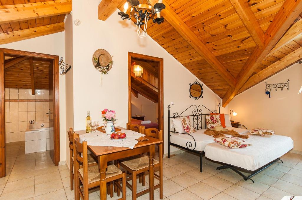 Postel nebo postele na pokoji v ubytování Kavos Psarou Studios & Apartments