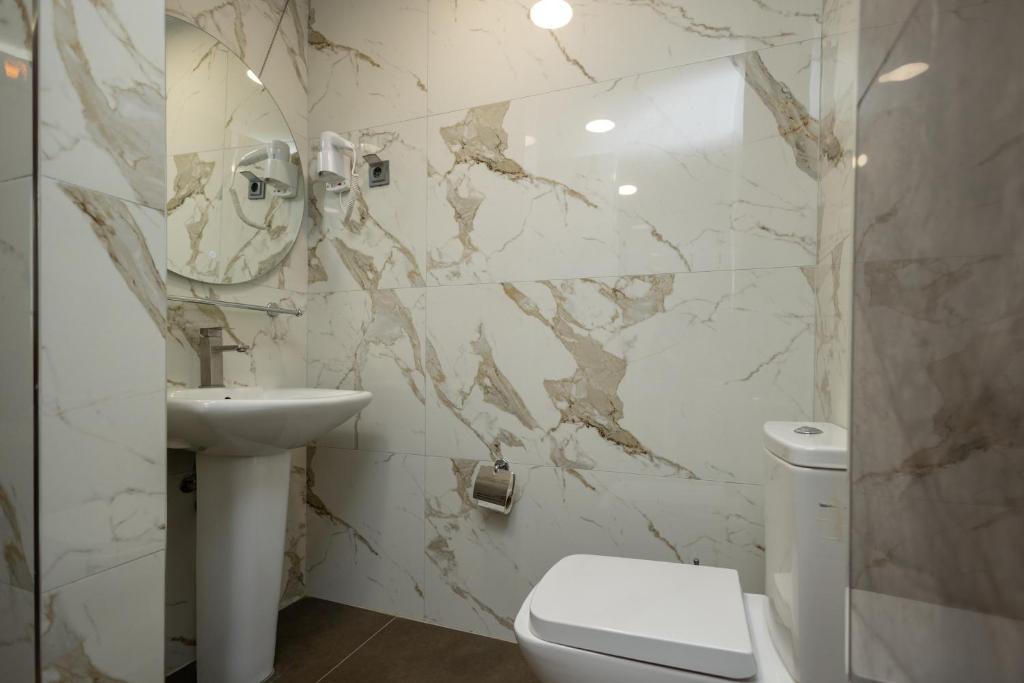 Koupelna v ubytování IRIS Hotel