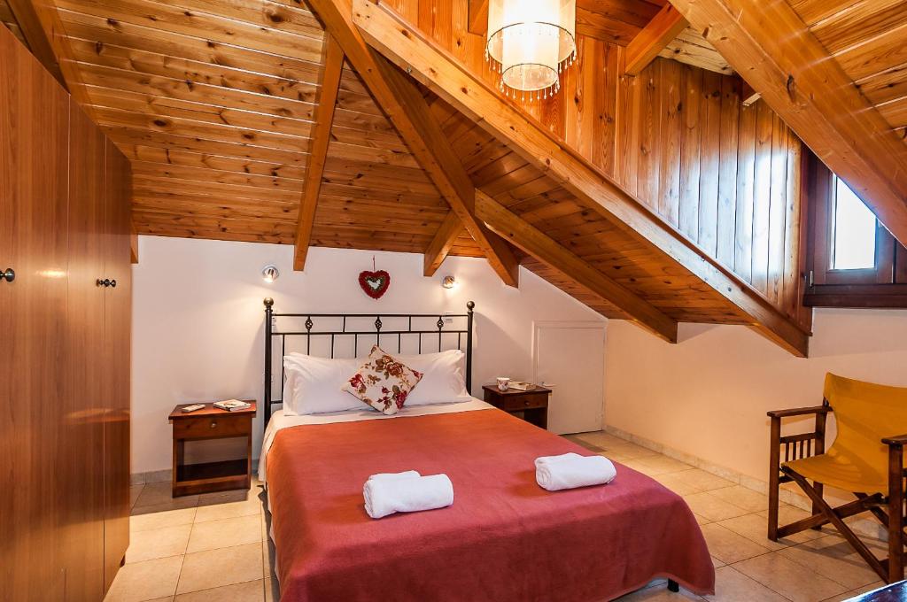 Postel nebo postele na pokoji v ubytování Kavos Psarou Studios & Apartments