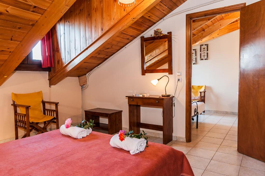 Postel nebo postele na pokoji v ubytování Kavos Psarou Studios & Apartments