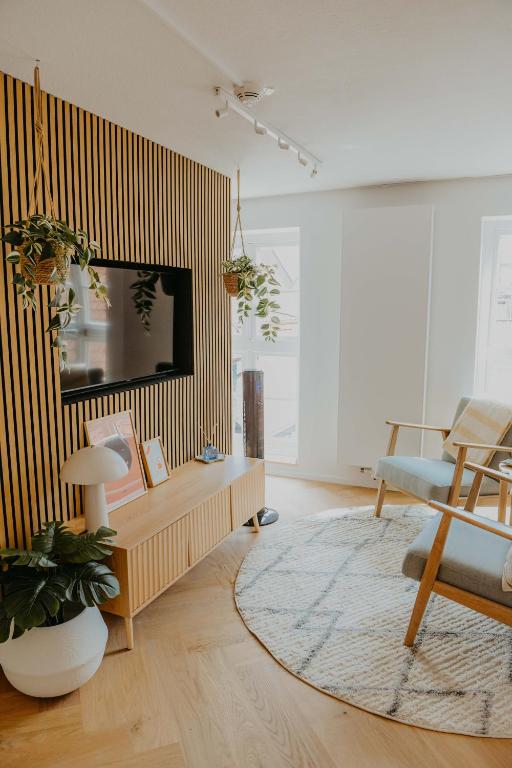 a living room with a tv and a table at sleepArt cream in Celle