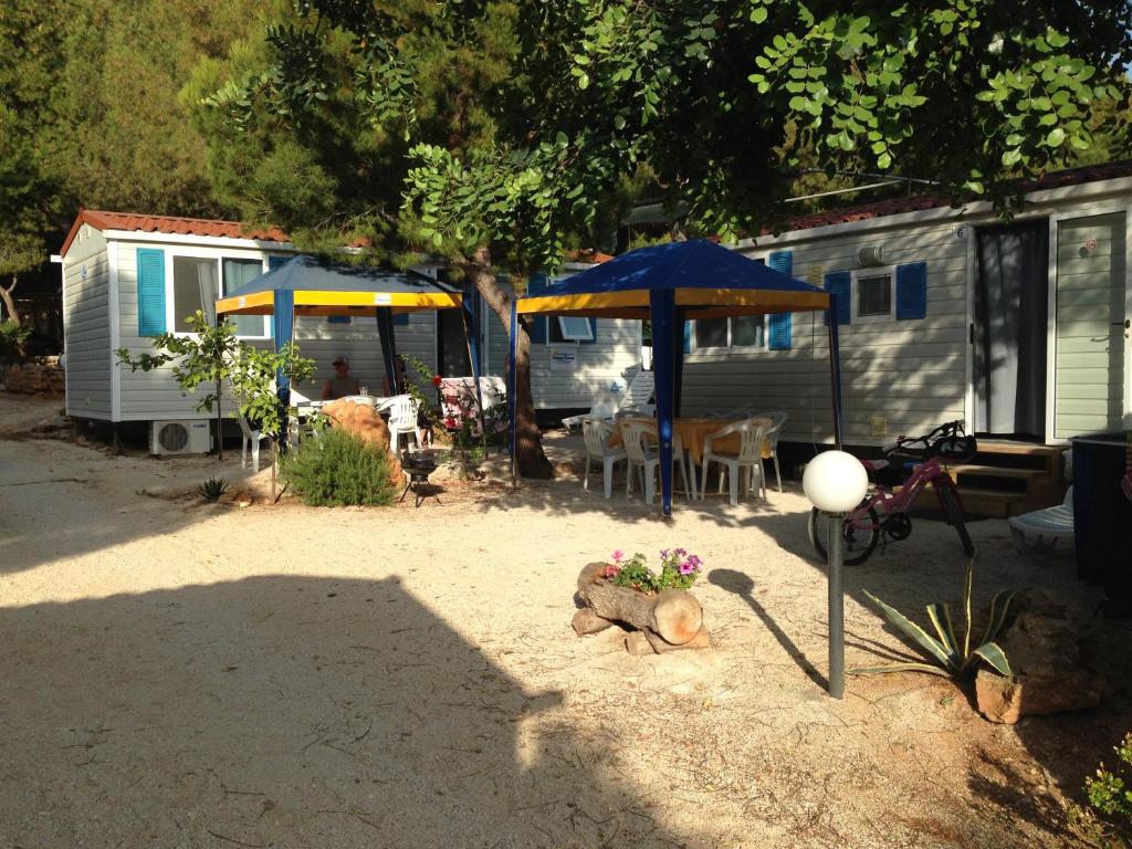 Ogród w obiekcie Happy Camp Mobile Homes in El-Bahira Camping Village