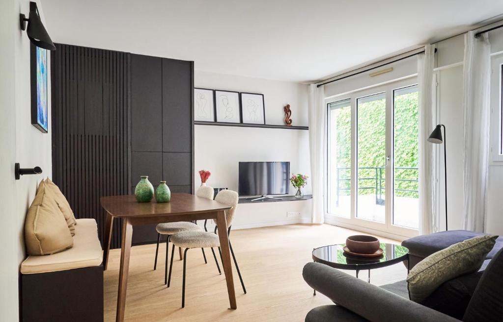 un salon avec une table et un canapé dans l'établissement Beautiful central apartment near Eiffel Tower and Invalides, à Paris
