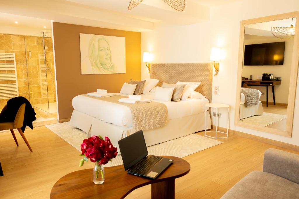Postel nebo postele na pokoji v ubytování Le Central Boutique Hôtel