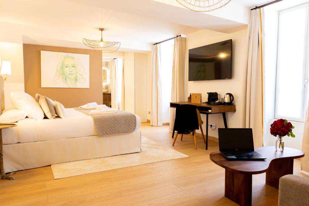 TV a/nebo společenská místnost v ubytování Le Central Boutique Hôtel