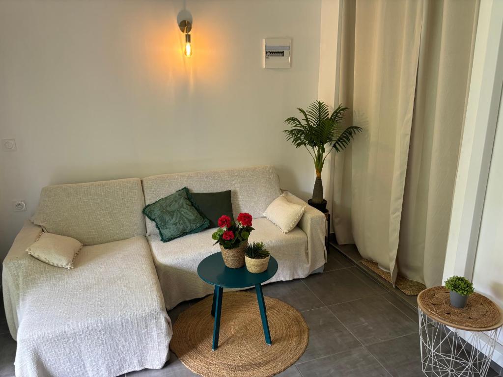 Posezení v ubytování Logement paisible jacuzzi jardin privatif climatisation