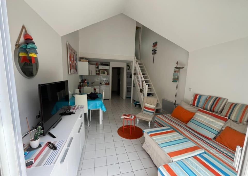 un salon avec un canapé et une table dans l'établissement Vacances, à Pornichet