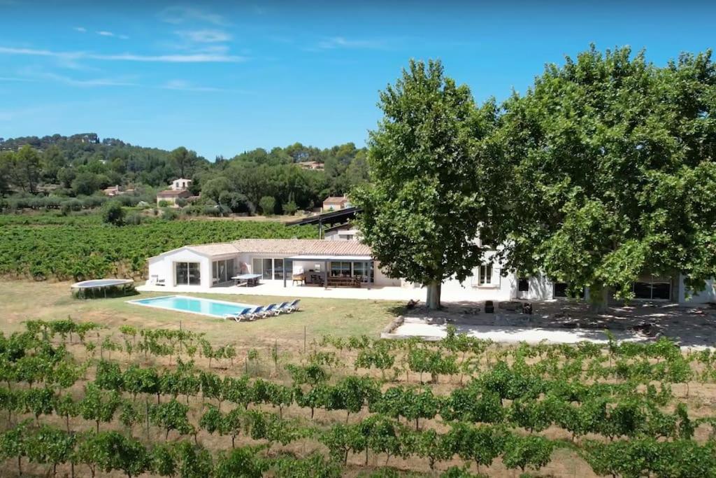 - une vue aérienne sur une maison avec un arbre et une piscine dans l'établissement Une Nuit au Cœur d'un Vignoble Provençal Piscine, à Cotignac